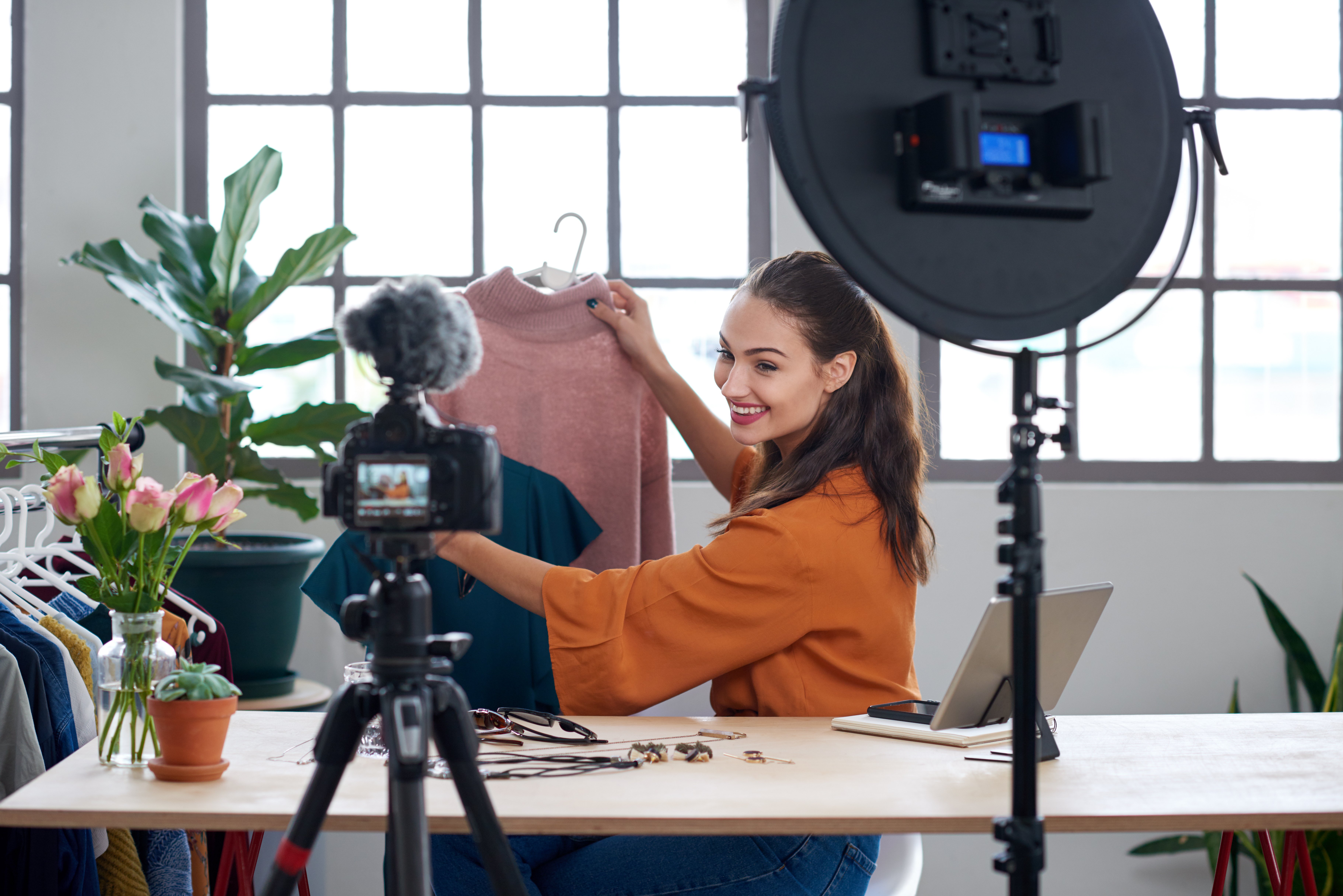 influencer creating a multimedia ecommerce brand review