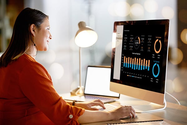 business-worker-screen-data-analytics