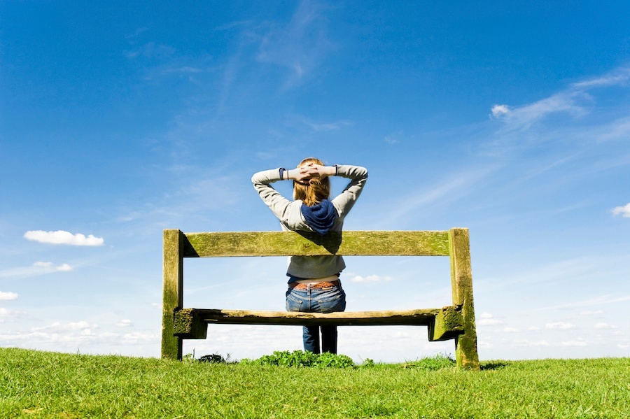 girl_sitting_on_bench